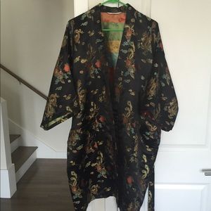 embriodered black robe/kimono